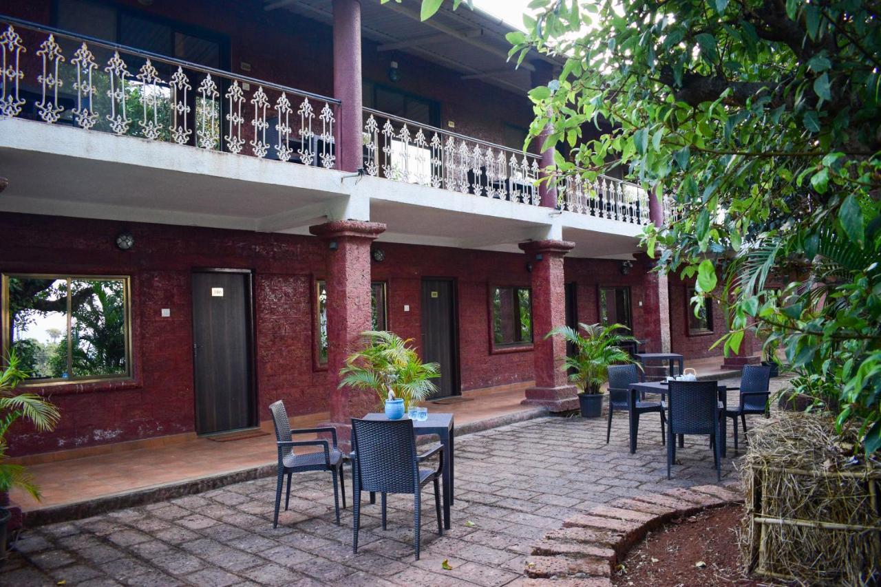 Hotel On The Rocks Mahābaleshwar Exteriör bild