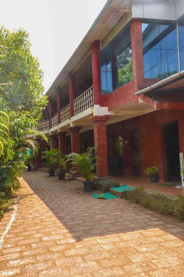 Hotel On The Rocks Mahābaleshwar Exteriör bild