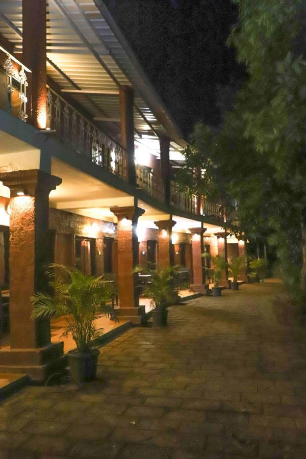 Hotel On The Rocks Mahābaleshwar Exteriör bild